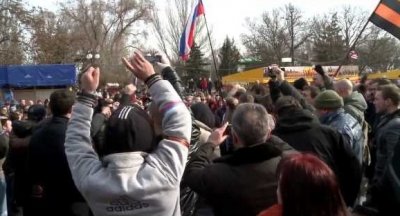 В Керчи горожане заменили украинский флаг российским на флагштоке мэрии