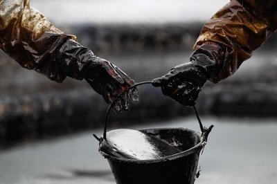 Стоимость нефти марки Brent упала ниже $50 за баррель