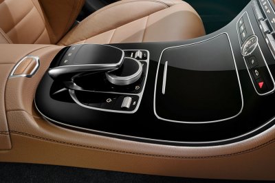 Компания Mercedes рассекретила роскошный интерьер нового E-Class