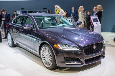 Jaguar опубликовал первый тизер удлиненного седана XF