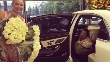 Поклонник Волочковой подарил ей автомобиль Maybach за 10 миллионов