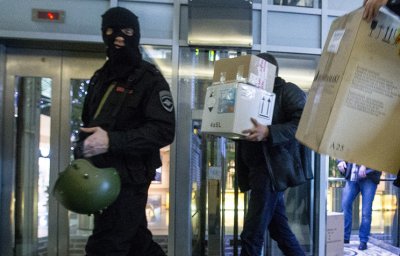 Сотрудники ФСБ проводят обыск в российском офисе Amway