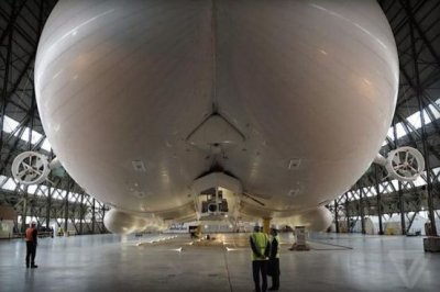 Самый большой в мире летательный аппарат впервые покинуло ангар