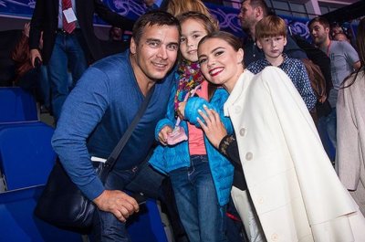 Алина Кабаева с детьми посетила ледовое шоу в Москве