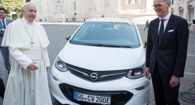 Папе Римскому Opel подарил электромобиль Ampera-e