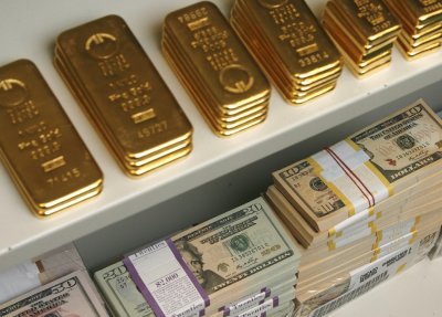 Курс золота 12 февраля растет на фоне дешевеющего доллара