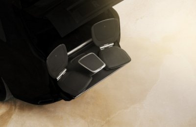 Внедорожник Rolls-Royce получит выдвижные сиденья в багажнике