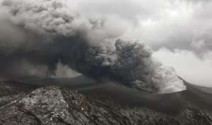 В Японии проснулся вулкан Симмоэ: фото и видео 