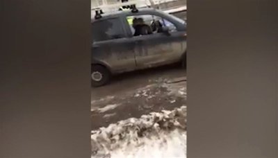 В Стерлитамаке пьяная женщина изрубила свою машину топором на глазах у ребенка