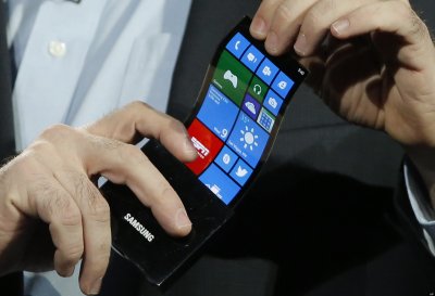 Samsung представит складной смартфон с гибким экраном