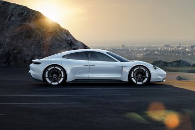 Электрический Porsche Taycan получит три модификации