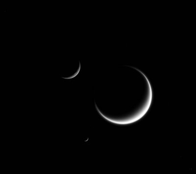 Зонд «Кассини» сделал уникальную фотографию трех лун Сатурна