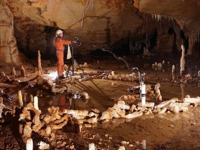 Ученые: Неандертальцы строили кольца из сталагмитов в пещерах