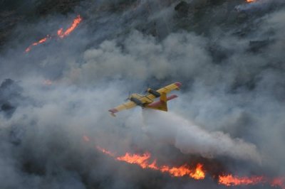 Авиация МЧС возобновила тушение пожара в Пугачеве