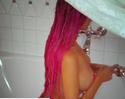 Алена Водонаева опубликовала голые интимные фото из душа
