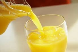 Медики: Апельсиновый сок снимает воспаление горла и головную боль