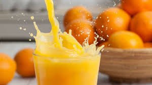 Медики: Апельсиновый сок снимает воспаление горла и головную боль