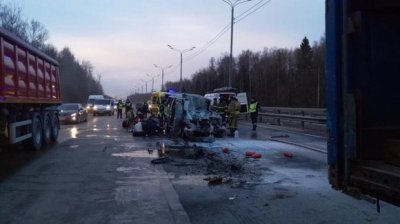Шесть человек погибли в Подмосковье при столкновении микроавтобуса с фурой