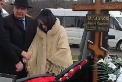 Актера Алексея Булдакова похоронили на Троекуровском кладбище под залпы и гимн