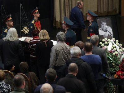 Актера Алексея Булдакова похоронили на Троекуровском кладбище под залпы и гимн