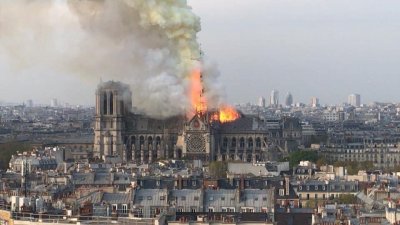 Пожар в соборе Парижской Богоматери: обрушился шпиль здания