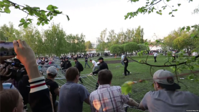 В Екатеринбурге активисты всю ночь защищали сквер от строительства храма