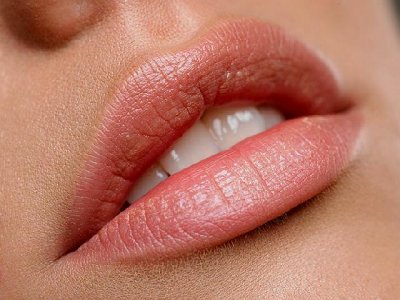 Терапевт объяснила, о каких проблемах сигнализируют бледные губы