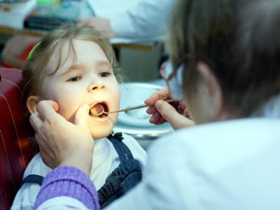 Стоматологи назвали 5 ошибок родителей по уходу за зубами детей до 7 лет