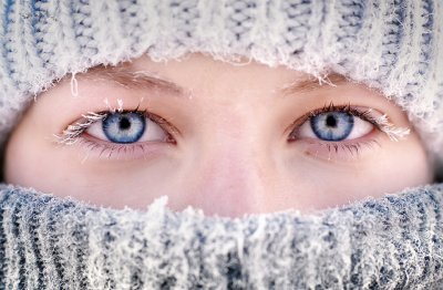 Признаки синдрома «сухого глаза»: почему текут слезы?