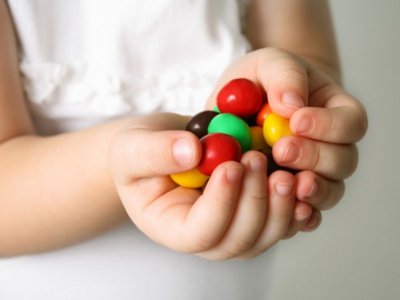 Ученые рассказали, какие продукты не стоит давать детям до 2 лет