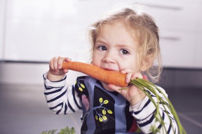 Эксперты рассказали, почему нельзя воспитывать детей вегетарианцами