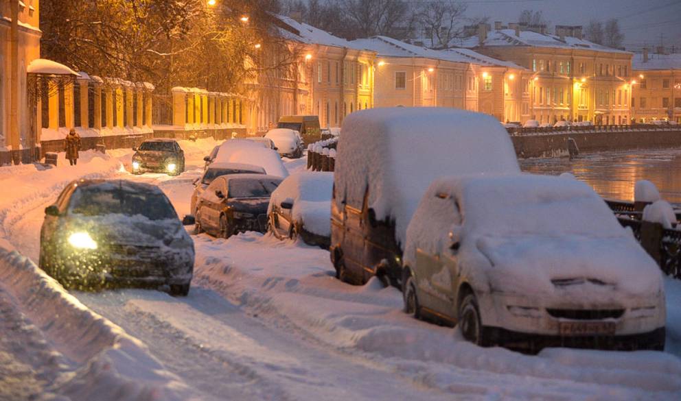 Массовые заторы и аварии стали следствием плохой уборки снега в Петербурге
