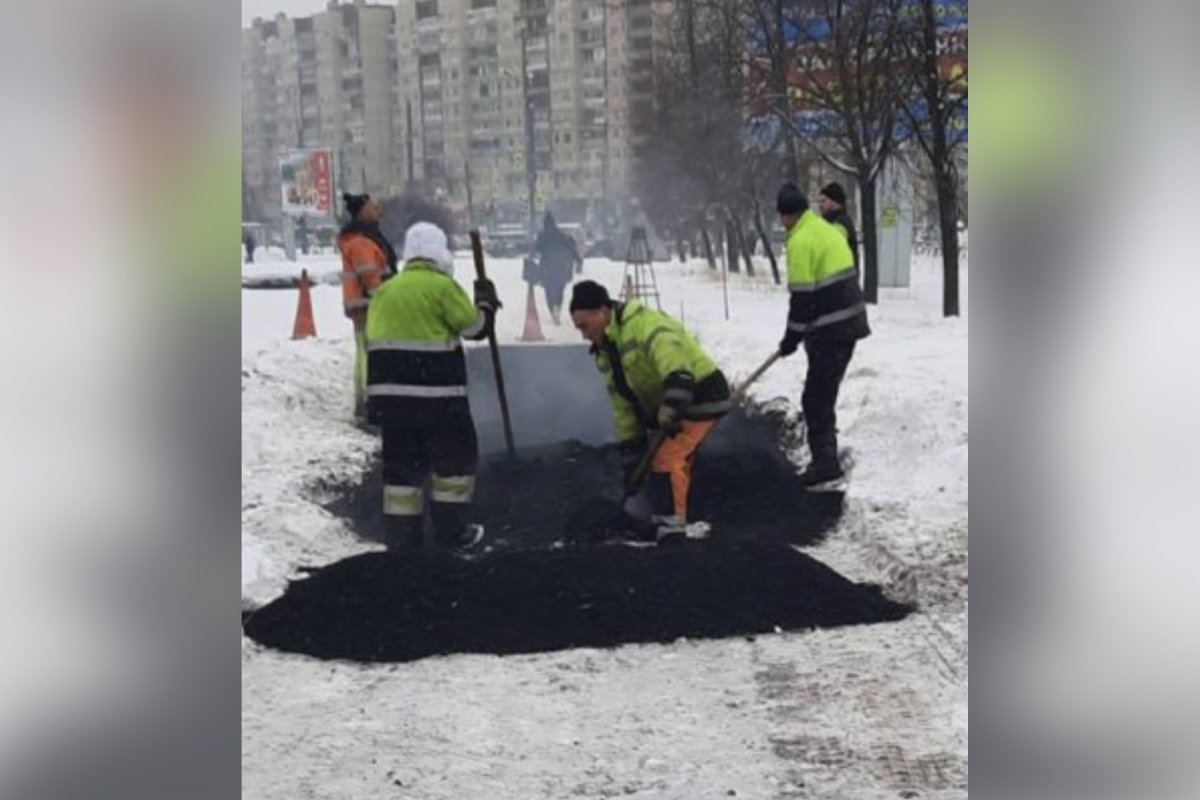 Петербургские дорожники закатывают асфальт под снежные сугробы