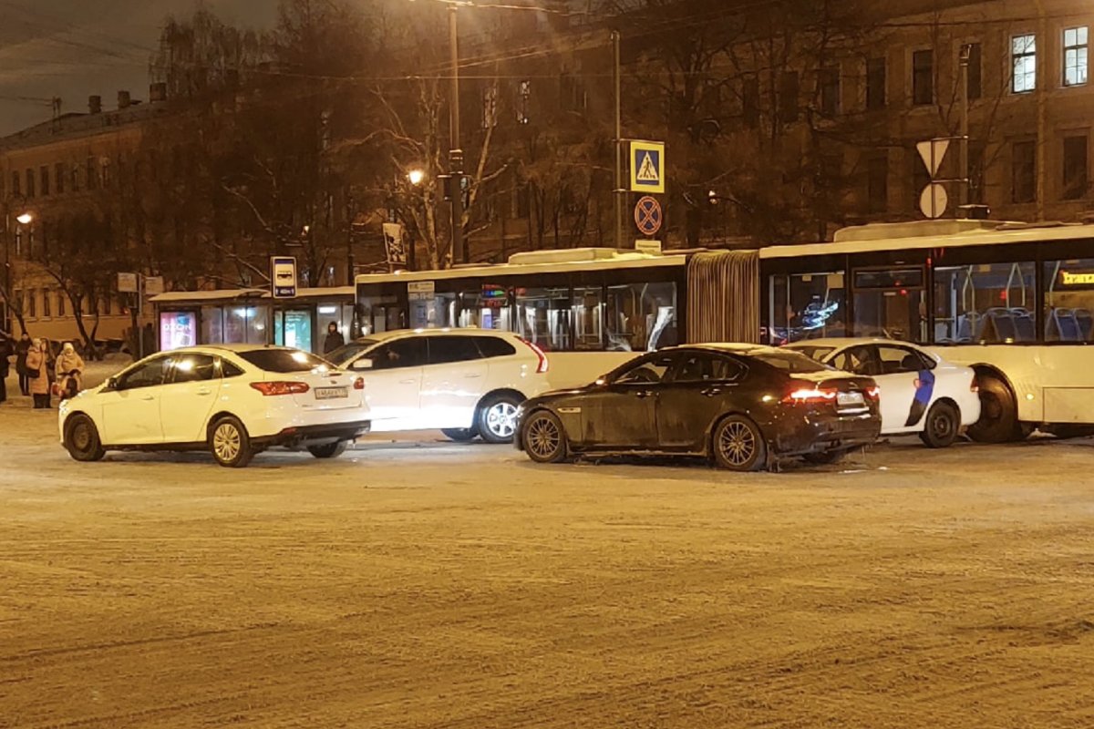 Нерасчищенные от наледи дороги спровоцировали более 300 ДТП в Петербурге 31 декабря