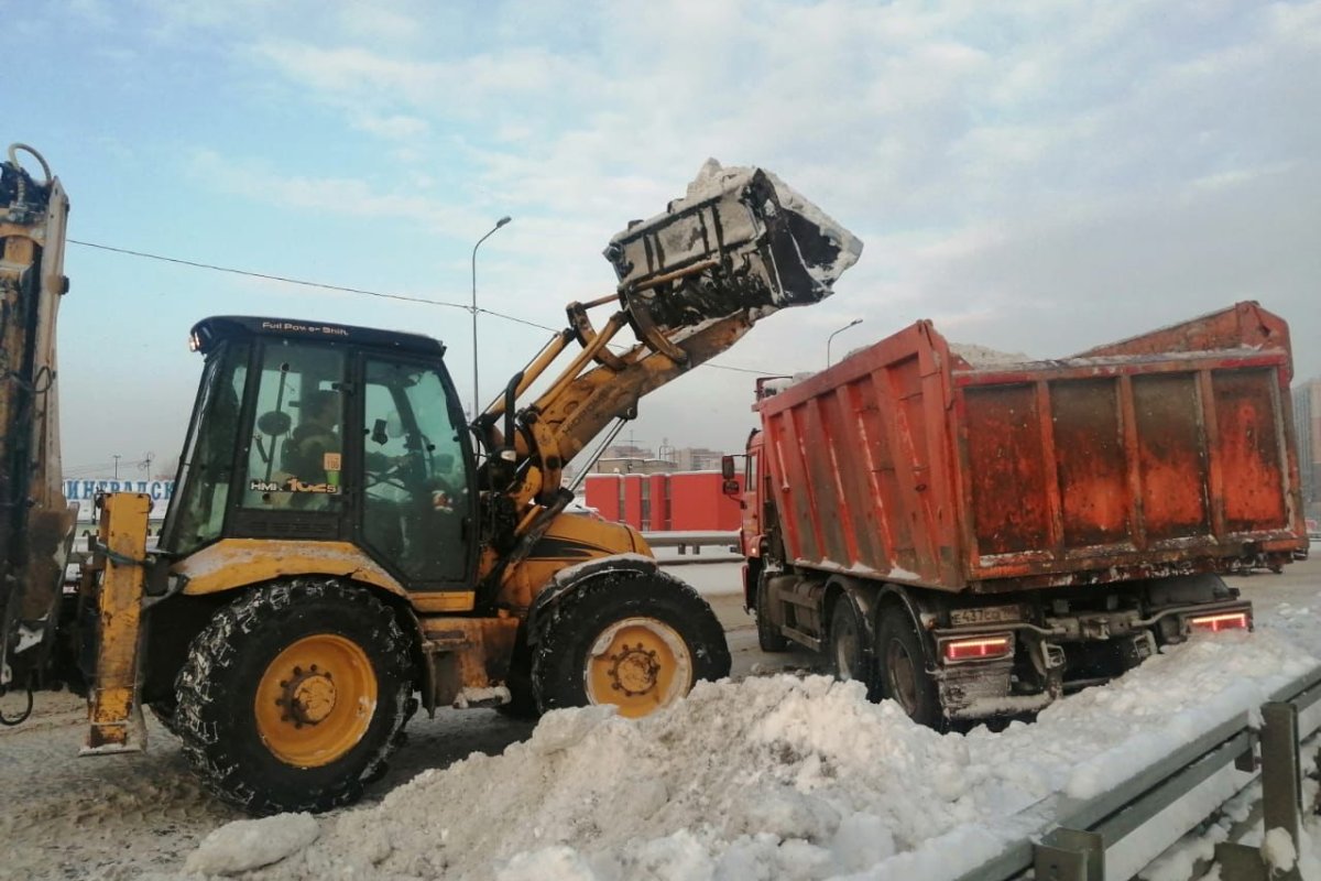 В режиме лайт: вместо 900 снегоуборочных машин Петербург убирают лишь 200