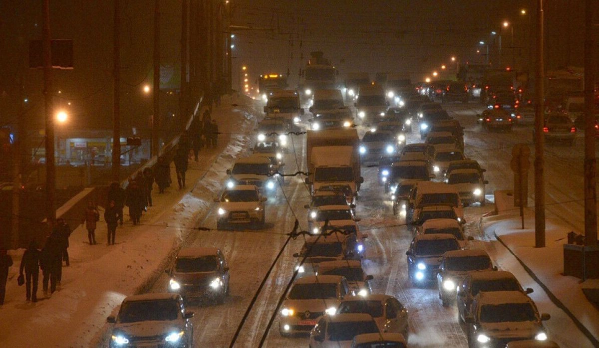 Утро после новогодних праздников вернуло петербуржцев к проблемам снежных дорог и пробок