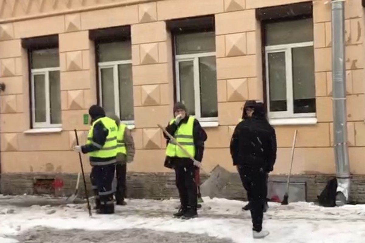 Более 300 строителей компании «ЛСР» заставили убирать улицы Петербурга от снега