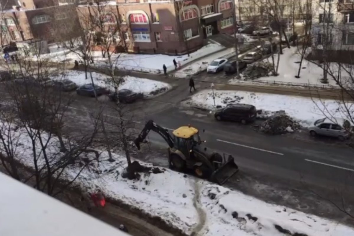 Коммунальщики Петербурга не жалеют дорожное покрытие в борьбе со льдом