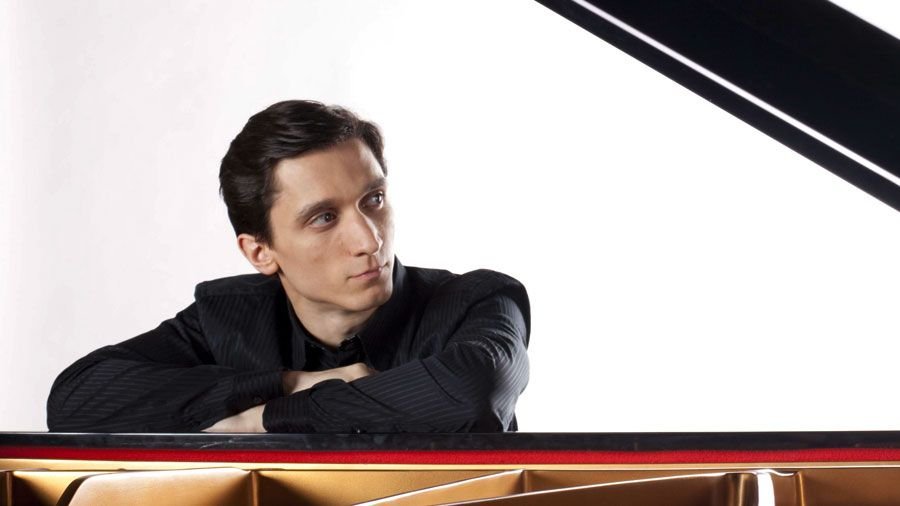 Украинского пианиста отстранили от работы в Лондоне за выступление в Мариуполе