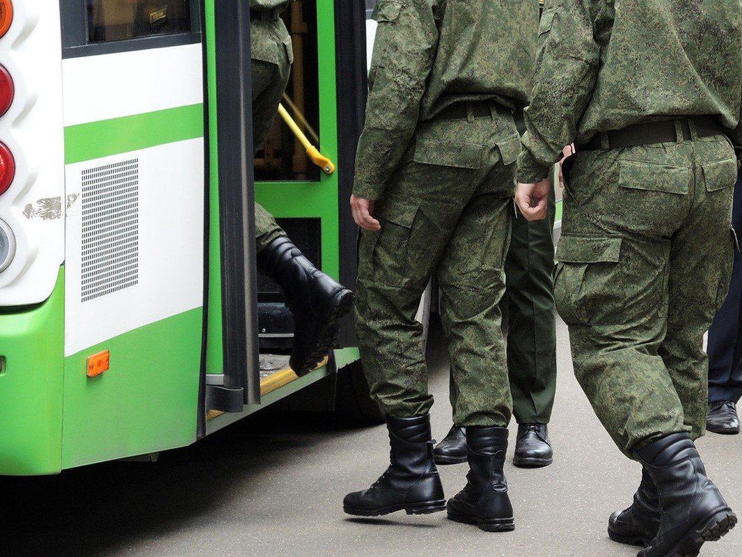 Врио военного комиссара Чирков посоветовал мобилизованным уральцам брать с собой кнопочные телефоны