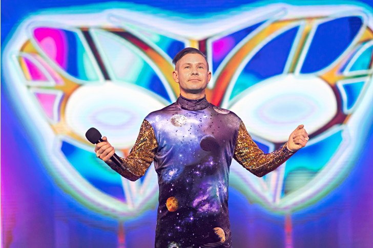 Российский певец Митя Фомин скрывался в костюме Сатурна на «Маска. Танцы»