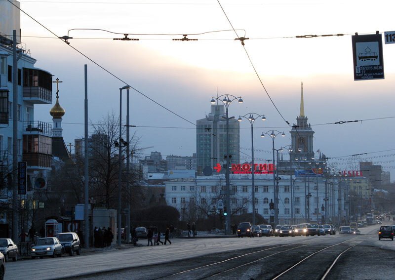 E1.RU: 1 декабря военные ЦВО и ГИБДД перекрыли проспект Ленина в городе Екатеринбурге