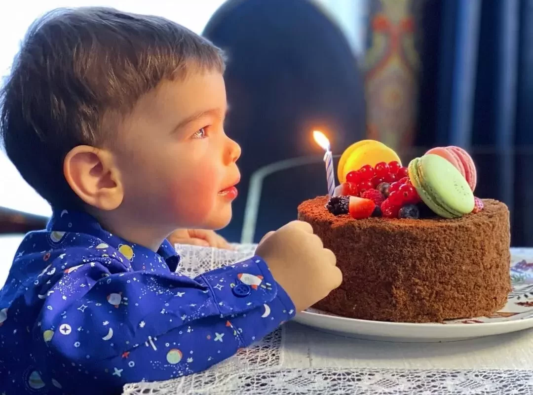Петросян с сыном Ваганом. Ребенок задувает свечи на торте. Сын задувает свечи.