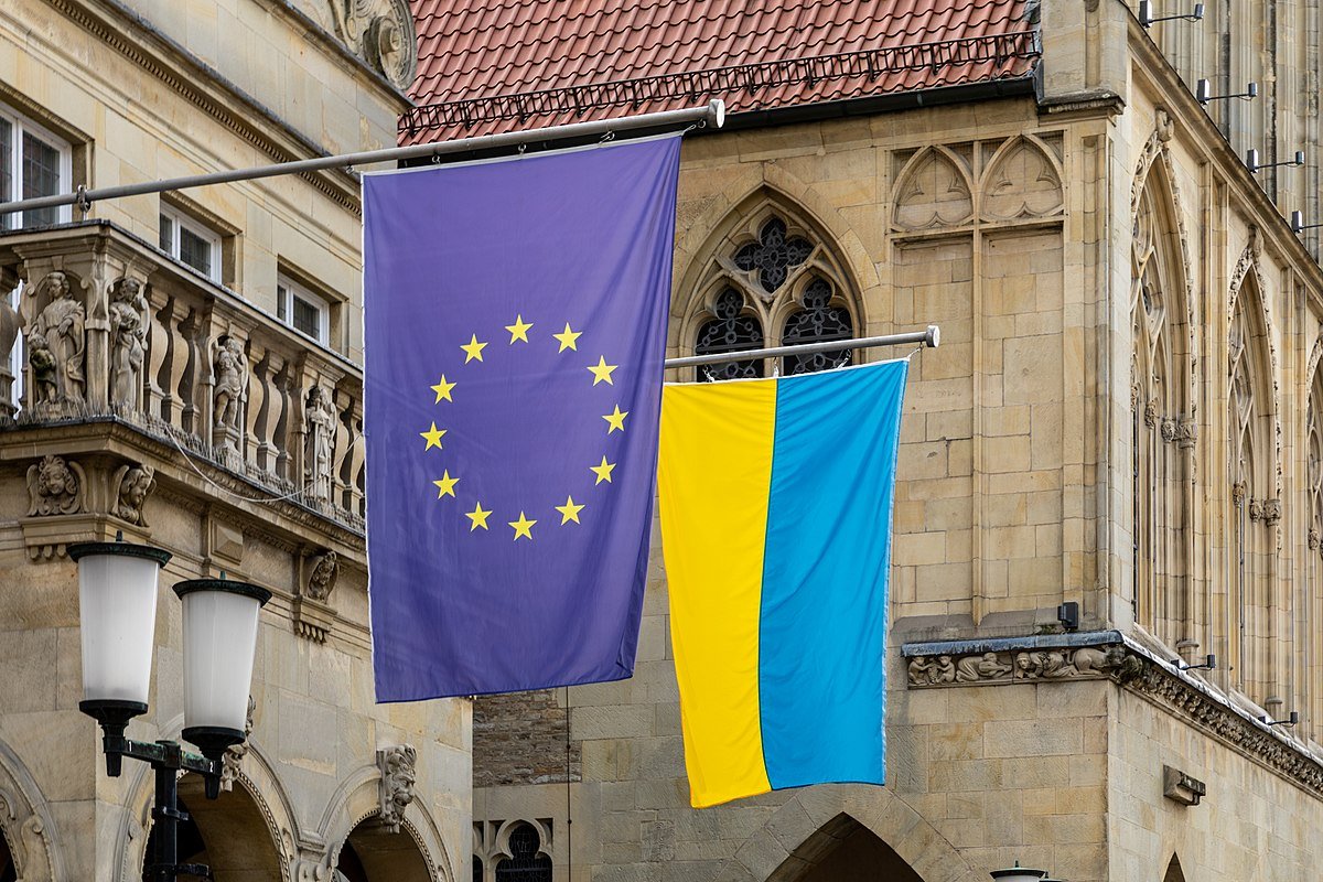 РИА Новости: новой материальной помощью Европа Украину затягивает в долговую яму