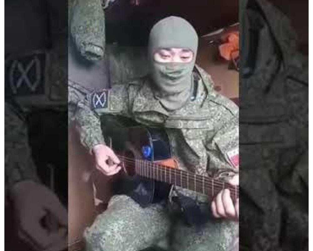 Бурят поет песню