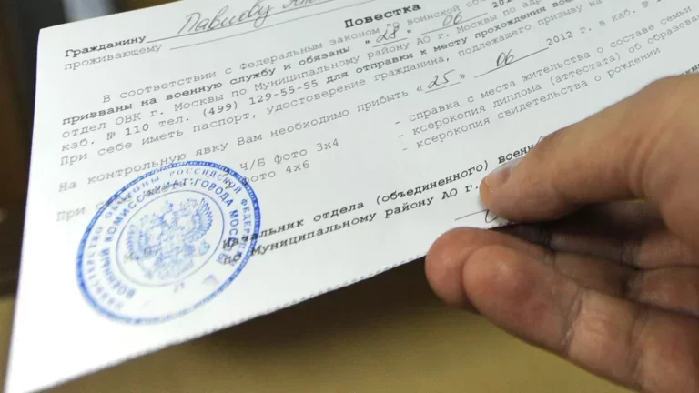 Екатеринбургские старшеклассники получили повестки в военкомат для сверки данных