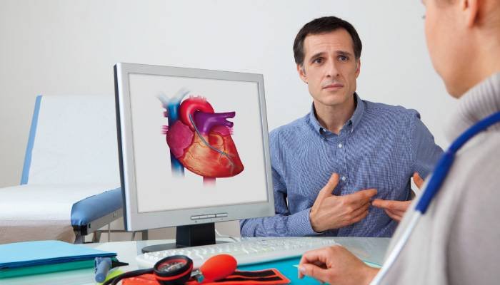 Врач-кардиолог Варфоломеев перечислил гражданам России признаки сердечного приступа