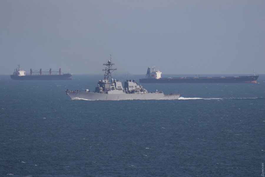 Российские военные зажали в территориальных водах Украины два корабля ВМС США
