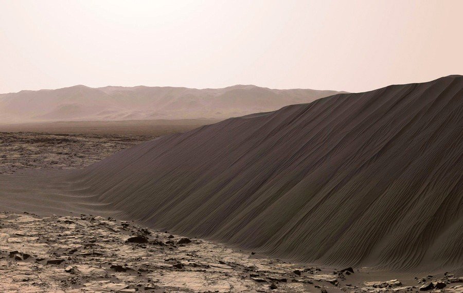 NASA показало покрытые инеем марсианские дюны