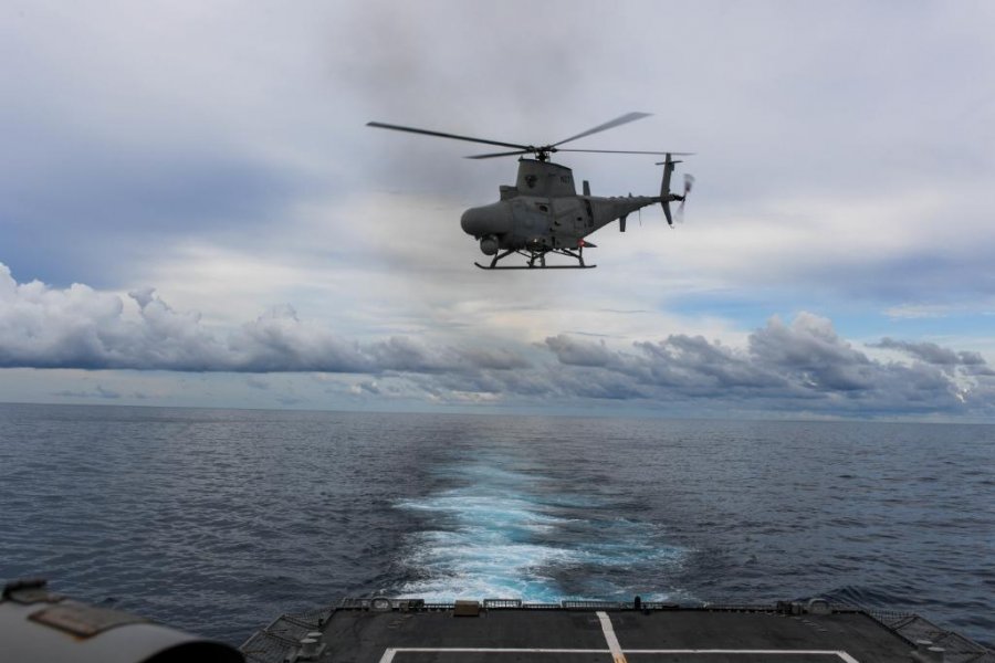 Американский беспилотный вертолет MQ-8B врезался в борт корабля ВМС США Charleston и затонул